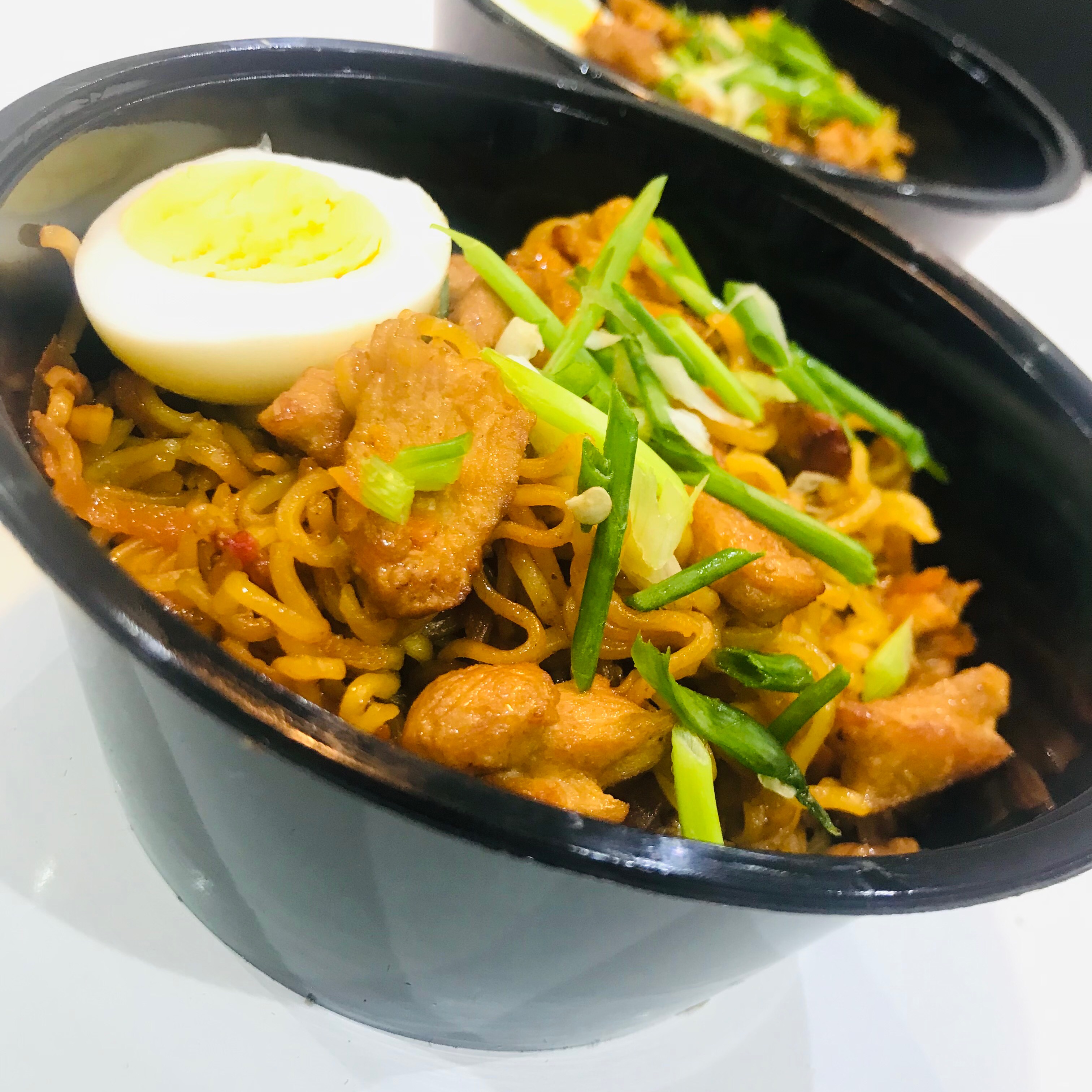 طبق من النودلز بالدجاج والخضار مع نصف بيضه مسلوقه الطعم حكااايه 😋