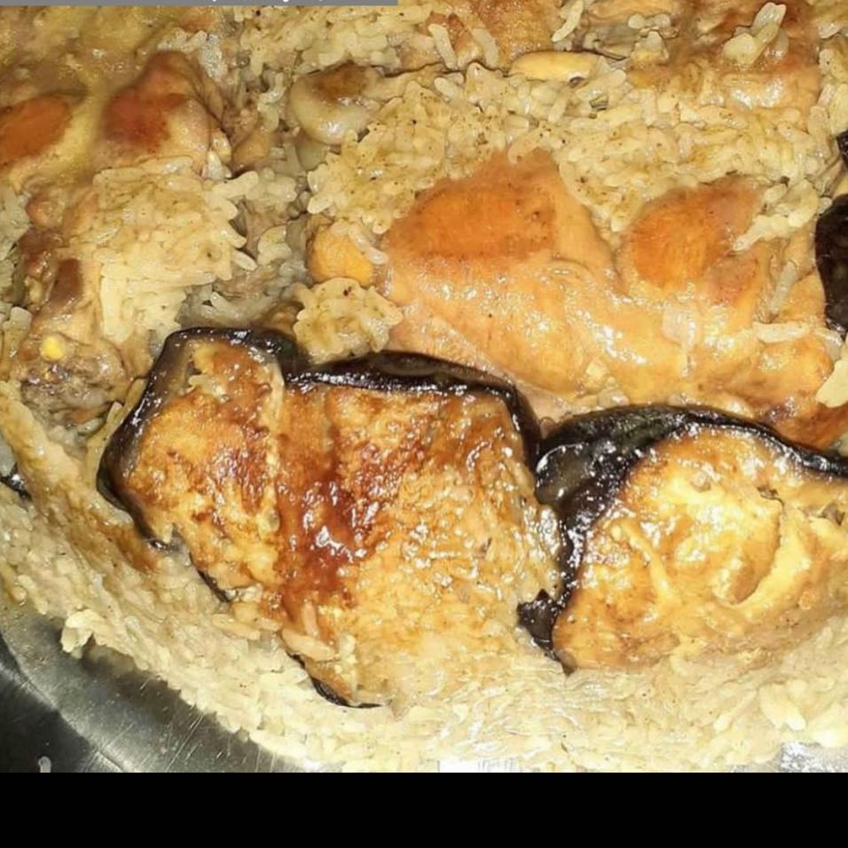 مقلوبه بالدجاج مع السلطه